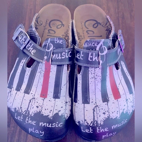 CALCEO BLACK & WHITE, RED PIANO PATTERN, “LET THE MUSIC PLAY” CLOGS. - Picture 2 of 14
